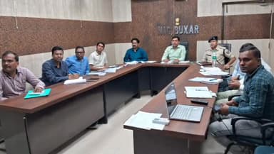 बक्सर: बिहार के मुख्य निर्वाचन पदाधिकारी ने बक्सर कलेक्ट्रेट में वीडियो कांफ्रेंसिंग के माध्यम से डीएम व एसपी के साथ की बैठक