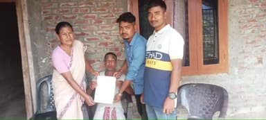 সোণাৰি: সোমবাৰে চৰাইদেউৰ  উদয়পুৰ গাঁও পঞ্চায়তত জটিল ৰোগত আক্ৰান্ত লোকক  মুখ্যমন্ত্ৰী সাহায্য পুঁজিৰ চেক প্ৰদান ।