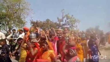 डिबाई: जरगवां स्थित सिद्ध बाबा आश्रम में कलश यात्रा के बाद श्रीमद्भागवत कथा का शुभारंभ, उमड़ी भीड़