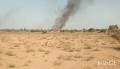 पोकरण: पाबूपाडिया गांव में सरपंच सुनीता जगदीश भील के खेत में सुखी घास में लगी आग पालिका की फायर ब्रिगेड ने 2 घंटे में पाया काबू