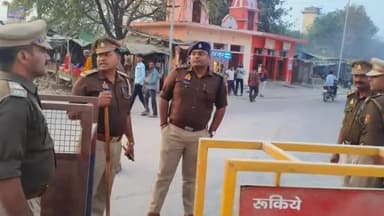मंझनपुर: पश्चिम शरीरा में बैरियर लगाकर पुलिस ने संदिग्ध लोगों और संदिग्ध वाहनों के प्रति चलाया चेकिंग अभियान सीओ रहे मौजूद
