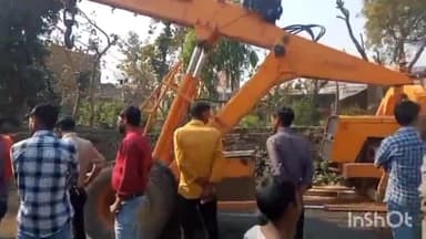 लखीमपुर: सैधरी गांव में कोयले से भरा ट्रक अनियंत्रित होकर सड़क किनारे पलटा बाल बाल बचे ट्रक चालक व राहगीर