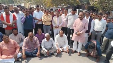 हरदोई: शहर के हरदोई लखनऊ हाइवे पर सांसद व पूर्व सांसद सहित वरिष्ठ भाजपाई धरने पर बैठे,सिटी मजिस्ट्रेट पर कार्यवाई की मांग