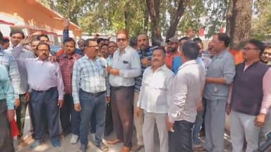 लखीमपुर: नई मशीन में तकनीकी खराबी से राशन कार्ड धारकों को नहीं वितरित हो रहा राशन, समस्याओं को लेकर कोटेदार पहुंचे कलेक्ट्रेट