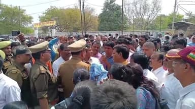 मंझनपुर: मुजफ्फरनगर में शिक्षक की हत्या को लेकर ओसा चौराहे पर शिक्षकों ने प्रयागराज से चित्रकूट मार्ग को एक घंटे किया जाम