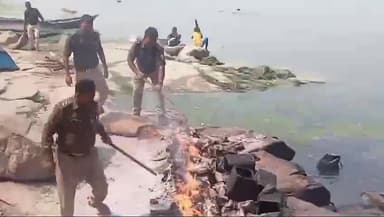 करछना: बीकर घाट पर बनाई जा रही अवैध कच्ची शराब के ठिकाने पर पुलिस ने छापा मार कर शराब बनाने के विभिन्न उपकरण को किया गया नष्ट