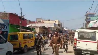 बदायूं: ककराला में लोकसभा चुनाव 2024 के दृष्टिगत रखते हुए पुलिस ने भारी बल व फोर्स के साथ पैदल मार्च मार्च किया।