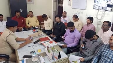 फारबिसगंज: आगामी लोकसभा चुनाव को लेकर फारबिसगंज थानाध्यक्ष ने सेक्टर पदाधिकारियों के साथ की बैठक.