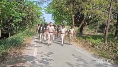 डुमरी कटसरी: लोकसभा चुनाव को लेकर श्यामपुर भटहां थाना क्षेत्र के ग्रामीण इलाके में निकाला गया फ्लैग मार्च