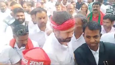 भदोही: भदोही पहुंचे टीएमसी उम्मीदवार ललितेश त्रिपाठी भदोही विधायक जाहिद बेग ने किया स्वागत।