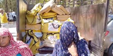 बागपत: सिलाई मशीनों की खरीद में गबन का आरोप लगाते हुए खेकड़ा की महिलाओं ने कलेक्ट्रेट पहुंचकर किया प्रदर्शन