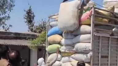 झांसी: झाँसी के रक्सा थाना पुलिस द्वारा भांग से भरा ट्रक को पकड़कर की जा रही जांच