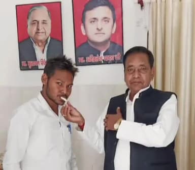 सुल्तानपुर: सपा जिला कार्यालय पर जिलाध्यक्ष रघुवीर यादव ने यूथ ब्रिगेड के प्रदेश सचिव बनाए जाने पर सचिन यादव को मिठाई खिलाकर दी बधाई