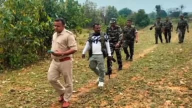 सोनाहातु: रांची स्थित सीरम जंगल में छापेमारी कर पुलिस ने एक उग्रवादी को किया गिरफ्तार, अन्य भागने में रहे सफल