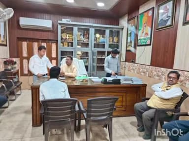 डिबाई: राजघाट स्थित आवास पर विधायक सीपी सिंह ने लगाया जनता दरबार, सुनी फरियादियों की समस्या