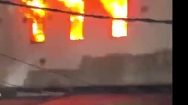 फिरोज़ाबाद: नालबंद मार्केट की दो मंजिला ईमारत में भयंकर आग लगने से अफरा तफरी मच गयीं