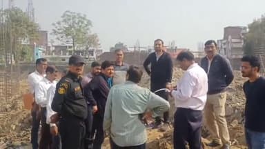 गोरखपुर: सूरजकुंड में बन रहे कल्याण मंडपम के निर्माण कार्य का निरीक्षण करने मेयर डॉक्टर मंगलेश श्रीवास्तव पहुंचे