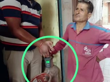 सुल्तानपुर: शहर के लखनऊ नाका चौराहे पर उपभोक्ता ने पकड़ा LPG गैस सिलेंडर से गैस चोरी करने वाला डिलीवरी मैन