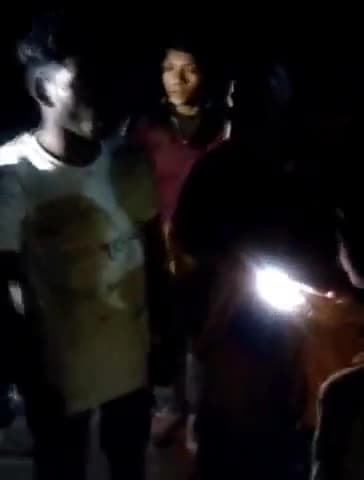 सुल्तानपुर: मोबाइल छीनकर भाग रहे बदमाश को जादीपुर ग्रामीणों ने पकड़ा,किया पुलिस के हवाले,वीडियो वायरल