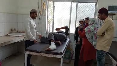 बदायूं: सैदपुर गांव के पास ई-रिक्शा पलटने से ई-रिक्शा के नीचे दबकर अधेड़ हुआ गंभीर घायल, जिला अस्पताल में कराया भर्ती