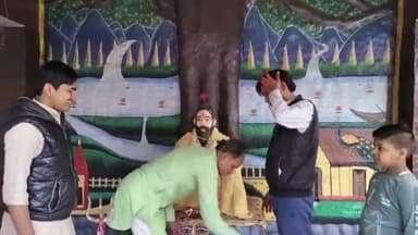 रामपुर: पुराना गंज स्थित हरिहर मंदिर में रंग एकादशी के मौके पर रंग लगाने की हुई शुरुआत