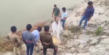 सिधवलिया: सिधवलिया थाना क्षेत्र के दियारा इलाके में पुलिस ने छापेमारी कर 500 लीटर अवैध अर्धनिर्मित शराब किया बरामद