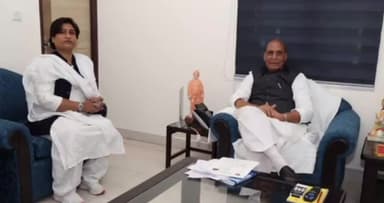 सुल्तानपुर: दर्जा प्राप्त राज्य मंत्री सोनम किन्नर ने लखनऊ में रक्षा मंत्री राजनाथ सिंह से की मुलाकात