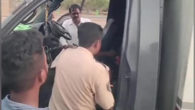 விருத்தாசலம்: நாடாளுமன்ற தேர்தலையொட்டி வாக்காளர்களுக்கு பணம் கொண்டு செல்லப்படுகிறதா என விருத்தாச்சலம் மேம்பாலம் அருகில் பறக்கும்படையினர் வாகன சோதனை.