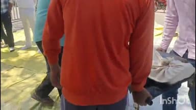 मुज़फ्फरनगर: तितावी शुगर मिल के सिक्योरिटी गार्ड की संदिग्ध परिस्थितियों में हुई मौत, परिजनों ने शुगर मिल के बाहर शव रख कर दिया धरना