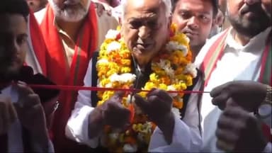 कोल: ITI रोड पर पूर्व विधायक ने किया सपा के चुनावी कार्यालय का उद्घाटन, कहा- पैसा बचाने के लिए BJP की छतरी के नीचे गई मायावती