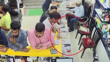 सासाराम: जनता इलेक्ट्रॉनिक दुकान पोस्ट ऑफिस चौक के पास से एक मोबाइल चोरी का सीसीटीवी कैमरे में वारदात कैद, प्राथमिकी दर्ज