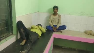 बदायूं: मानकपुर गांव में नाली का पानी रोकने को लेकर हुए विवाद में 3 लोगों ने पिता-पुत्र को लात-घूसें लाठी डंडा माकर घायल किया