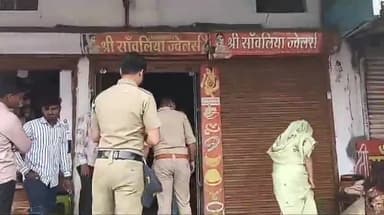 दलौदा: प्रगति चौराहा पर सांवलिया ज्वेलर्स की दुकान में अचानक लगी आग मौके पर कुछ देर के लिए मची अफरा तफरी