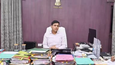 बक्सर: बक्सर स्थित कार्यालय कक्ष में डीएम ने की लोक शिकायत की द्वितीय अपील की सुनवाई, कुल 17 मामलों की हुई सुनवाई