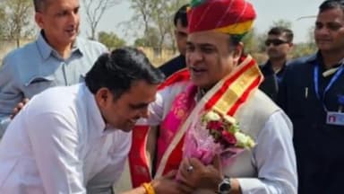 सीकर: तारपुरा हवाई पट्टी पर असम के मुख्यमंत्री का भाजपा कार्यकर्ताओं ने किया भव्य स्वागत