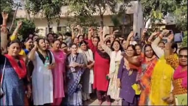 कोल: इंजीनियर कॉलोनी को अवैध बताकर नोटिस भेजने के विरोध में महिलाओं ने सहकारी समिति कार्यालय का किया प्रदर्शन