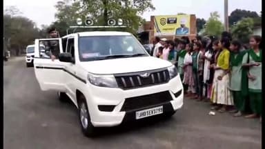 पीरटांड: पूर्व मुख्यमंत्री हेमंत सोरेन की पत्नी कल्पना सोरेन पहुंची कोवाड,आदिवासी परम्परागत तरीके से हुवा भव्य स्वागत।