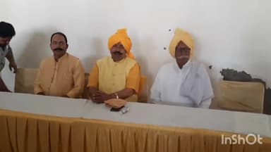 आगरा: जयपुर हाउस स्थित निवास पर पूर्व विधायक चौ. उदयभान सिंह ने की प्रेसवार्ता, जानकारी देते पुत्र डॉ. संजीव पाल