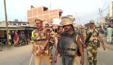 सवायजपुर: लोकसभा चुनाव को लेकर पैरामिलिट्री और पुलिस फोर्स ने हरपालपुर क्षेत्र में किया फ्लैग मार्ग