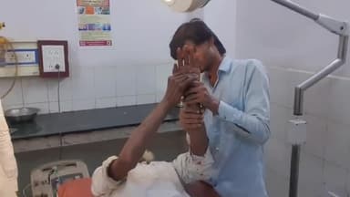 रामपुर: छतरपुर गांव के खेत में लगे पेड़ों को हिलाने के आरोप में बुजुर्ग की एक शख्स ने की पाटल से पिटाई, जिला अस्पताल में भर्ती