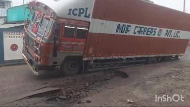 मुंगेर: वासुदेवपुर नंदकुमार हाई स्कूल के पास सड़क धंसने से फंसा आईटीसी का कंटेनर, यातायात हुआ बाधित