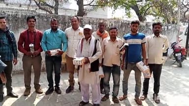 जलालाबाद: नेटवर्क की समस्या के चलते ई वेइंग मशीन न चलने से नाराज कोटेदारों ने पूर्ति अधिकारी से जलालाबाद में की शिकायत