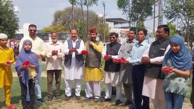 रामपुर: अंबेडकर पार्क में मुस्लिम महासंघ के राष्ट्रीय अध्यक्ष फरहत अली खां ने हिंदू मुस्लिम के साथ मिलकर खेली फूलों की होली