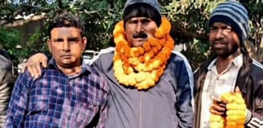 गोमिया: मुरुबंदा स्थित आवास में अध्यक्ष सह पूर्व विधायक से झामुमो  कार्यकर्ता एवं ग्रामीणों ने किया मुलाकात