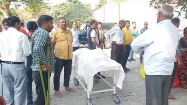 मैनपुरी: भोगांव थाना क्षेत्र की भैंसरौली एजेंसी के पास सड़क हादसे में बाइक सवार किशोर सहित ट्रैक्टर चालक की हुई मौत