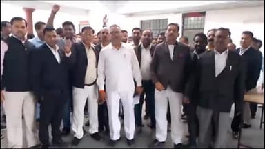 सिराथू: एसडीएम कार्यालय सिराथू का घेराव करते हुए अधिवक्ताओं ने की है नारेबाजी एसडीएम पर लगाए कई आरोप