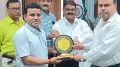 मंझनपुर: मतदाता सूची में उत्कृष्ट कार्य करने पर मुख्य निर्वाचन अधिकारी ने जिला निर्वाचन अधिकारी को दिया प्रशस्ति पत्र