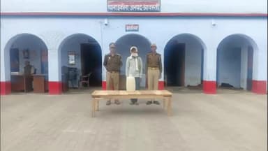इकौना: इकौना पुलिस ने 20 लीटर अवैध कच्ची शराब के साथ एक अभियुक्त को किया गिरफ्तार