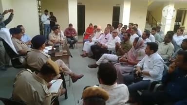 जालौर: जालौर शुक्रवार को पुलिस थाना कोतवाली परिसर में होली पर्व को लेकर सीएलजी बैठक हुई आयोजित