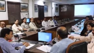 शाहनगर: राजनैतिक दल के प्रतिनिधियों को अनुपस्थित श्रेणी के मतदाताओं की मतदान प्रक्रिया के बारे में दी जानकारी